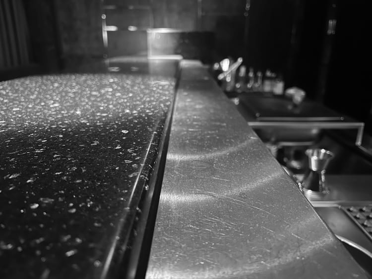 Die Idee der Drinks-Rail macht einen Tresen zur Bar